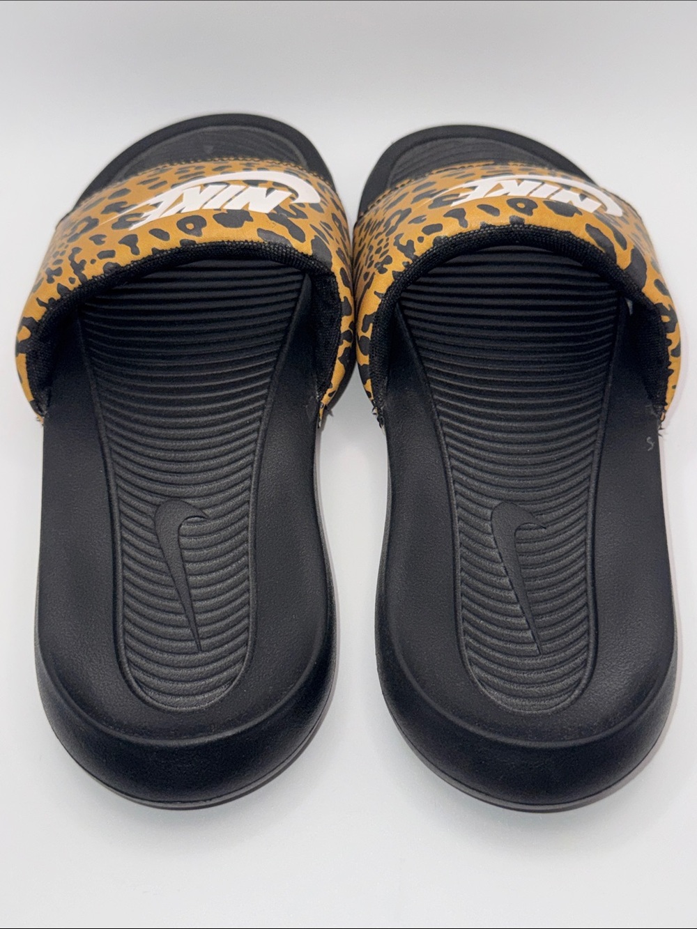 Nike Victori One Leopard Print Slides Sandals Size 7 Women’s - Picture 5 of 8